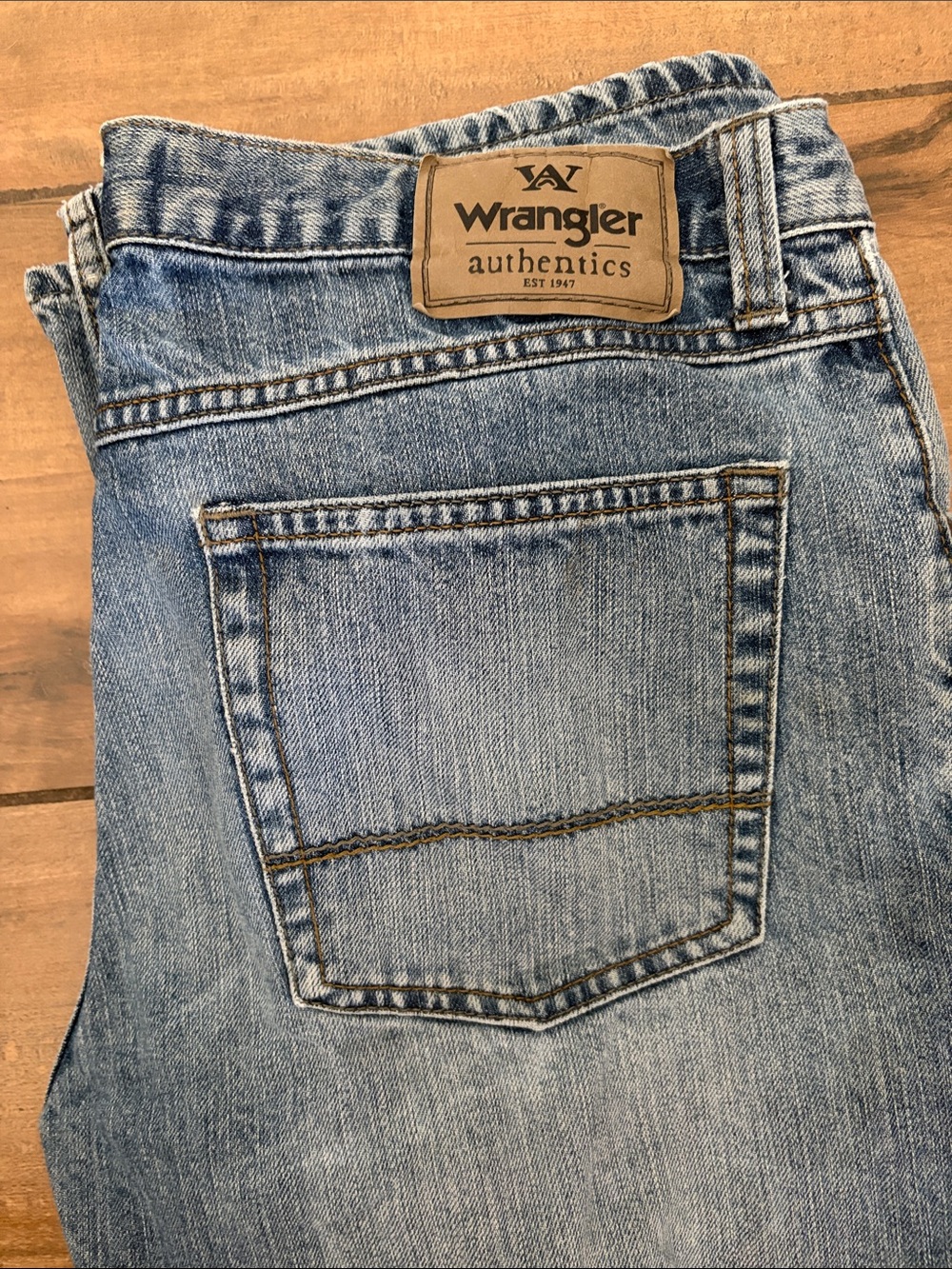 Wrangler Men's Light Wash Blue Relaxed Jeans size 32/30.